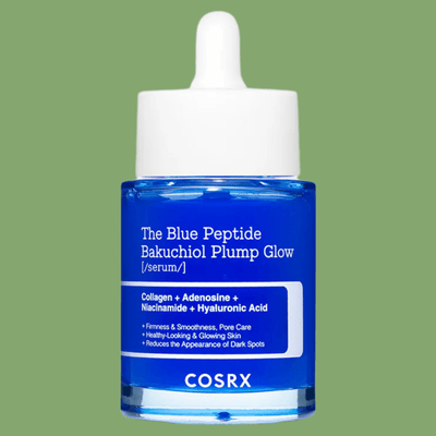 Botella de COSRX Blue Peptide Bakuchiol Plump Glow Serum sobre fondo verde suave